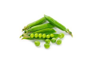 Taze yeşil bezelye kabukları ve beyaz arka planda izole edilmiş yeşil bezelyeler. Tatlı yeşil bezelyeler. Yeşil bezelye fasulyesi sebzesi. Vejetaryen. sağlıklı sebze