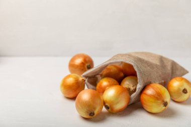 Mutfak masasında soğan. Soğan dilimi. Soğan halkaları. Taze Sarı Soğan. Doğal, taze, vejetaryen yiyecekler. Tarım ürünleri. Sağlıklı beslenme. Sebzeler. Çiftçi pazarı. Metin için boşluk. Boşluğu kopyala