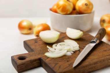 Mutfak masasında soğan. Soğan dilimi. Soğan halkaları. Taze Sarı Soğan. Doğal, taze, vejetaryen yiyecekler. Tarım ürünleri. Sağlıklı beslenme. Sebzeler. Çiftçi pazarı. Metin için boşluk. Boşluğu kopyala