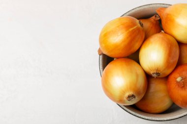 Mutfak masasında soğan. Soğan dilimi. Soğan halkaları. Taze Sarı Soğan. Doğal, taze, vejetaryen yiyecekler. Tarım ürünleri. Sağlıklı beslenme. Sebzeler. Çiftçi pazarı. Metin için boşluk. Boşluğu kopyala