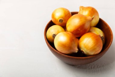 Mutfak masasında soğan. Soğan dilimi. Soğan halkaları. Taze Sarı Soğan. Doğal, taze, vejetaryen yiyecekler. Tarım ürünleri. Sağlıklı beslenme. Sebzeler. Çiftçi pazarı. Metin için boşluk. Boşluğu kopyala