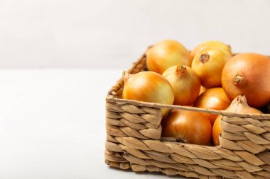 Mutfak masasında soğan. Soğan dilimi. Soğan halkaları. Taze Sarı Soğan. Doğal, taze, vejetaryen yiyecekler. Tarım ürünleri. Sağlıklı beslenme. Sebzeler. Çiftçi pazarı. Metin için boşluk. Boşluğu kopyala