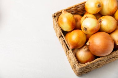 Mutfak masasında soğan. Soğan dilimi. Soğan halkaları. Taze Sarı Soğan. Doğal, taze, vejetaryen yiyecekler. Tarım ürünleri. Sağlıklı beslenme. Sebzeler. Çiftçi pazarı. Metin için boşluk. Boşluğu kopyala