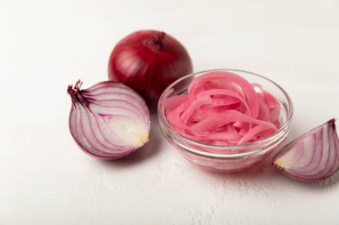 Masadaki cam kavanozda soğan turşusu. Kırmızı soğan turşusu. Vejetaryen baharatlı yemek. Lezzetli ev yapımı marine edilmiş mor soğan turşusu. Mesaj için yer var. Boşluğu kopyala.