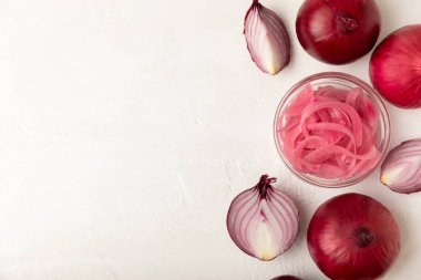 Masadaki cam kavanozda soğan turşusu. Kırmızı soğan turşusu. Vejetaryen baharatlı yemek. Lezzetli ev yapımı marine edilmiş mor soğan turşusu. Mesaj için yer var. Boşluğu kopyala.