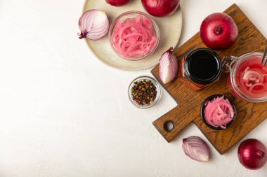 Masadaki cam kavanozda soğan turşusu. Kırmızı soğan turşusu. Vejetaryen baharatlı yemek. Lezzetli ev yapımı marine edilmiş mor soğan turşusu. Mesaj için yer var. Boşluğu kopyala.