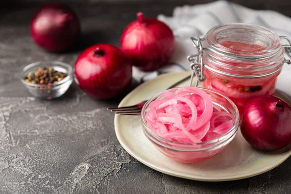 Masadaki cam kavanozda soğan turşusu. Kırmızı soğan turşusu. Vejetaryen baharatlı yemek. Lezzetli ev yapımı marine edilmiş mor soğan turşusu. Mesaj için yer var. Boşluğu kopyala.