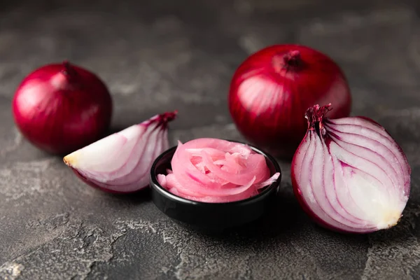 Masadaki cam kavanozda soğan turşusu. Kırmızı soğan turşusu. Vejetaryen baharatlı yemek. Lezzetli ev yapımı marine edilmiş mor soğan turşusu. Mesaj için yer var. Boşluğu kopyala.