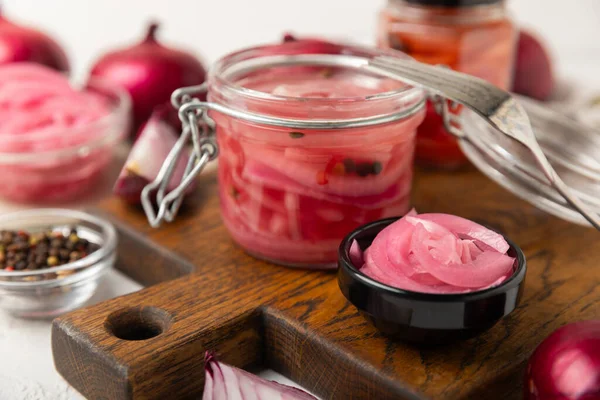 Masadaki cam kavanozda soğan turşusu. Kırmızı soğan turşusu. Vejetaryen baharatlı yemek. Lezzetli ev yapımı marine edilmiş mor soğan turşusu. Mesaj için yer var. Boşluğu kopyala.