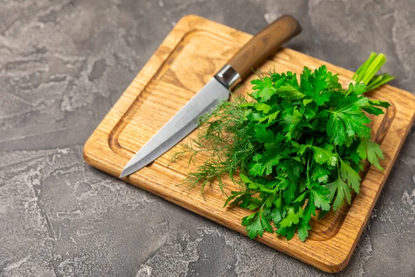 Doku masasında Dill ve Maydanoz. Maydanozla dereotu karıştırdım. Taze aromalı baharatlı sebzeler. Baharatlar ve bitkiler. Mesaj için yer var. Boşluğu kopyala