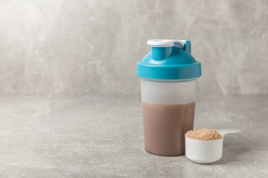 Protein tozu. Protein. Proteinli Shaker şişesi. Yiyecek takviyesi. Karıştırmak için karıştırıcılı beyaz protein tozu. Spor beslenmesi. Spor anlayışı ve sağlıklı yaşam tarzı. Spor malzemeleri.