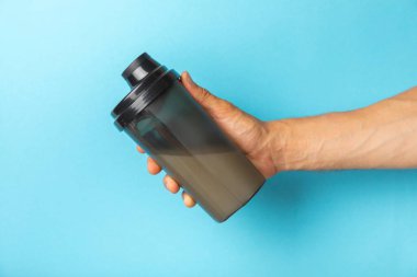 Protein tozu. Protein. Proteinli Shaker şişesi. Yiyecek takviyesi. Karıştırmak için karıştırıcılı beyaz protein tozu. Spor beslenmesi. Spor anlayışı ve sağlıklı yaşam tarzı. Spor malzemeleri.