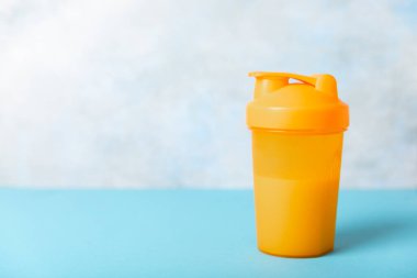 Protein tozu. Protein. Proteinli Shaker şişesi. Yiyecek takviyesi. Karıştırmak için karıştırıcılı beyaz protein tozu. Spor beslenmesi. Spor anlayışı ve sağlıklı yaşam tarzı. Spor malzemeleri.