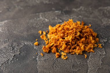 Tahta bir masada kasede kızarmış soğan. Kızarmış soğan. Bulaşık çeşnisi. Baharatlar. Salata sosu. Mesaj için yer var. Boşluğu kopyala