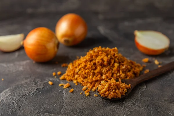 Tahta bir masada kasede kızarmış soğan. Kızarmış soğan. Bulaşık çeşnisi. Baharatlar. Salata sosu. Mesaj için yer var. Boşluğu kopyala