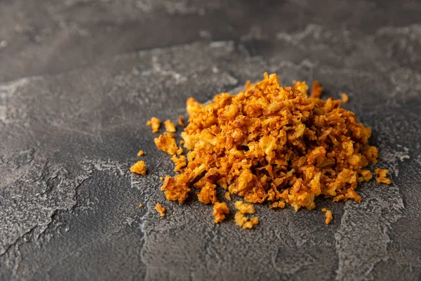 Tahta bir masada kasede kızarmış soğan. Kızarmış soğan. Bulaşık çeşnisi. Baharatlar. Salata sosu. Mesaj için yer var. Boşluğu kopyala