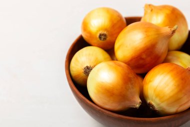 Mutfak masasında soğan. Soğan dilimi. Soğan halkaları. Taze Sarı Soğan. Doğal, taze, vejetaryen yiyecekler. Tarım ürünleri. Sağlıklı beslenme. Sebzeler. Çiftçi pazarı. Metin için boşluk. Boşluğu kopyala