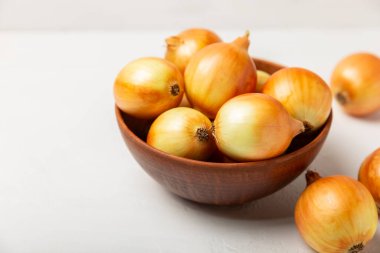 Mutfak masasında soğan. Soğan dilimi. Soğan halkaları. Taze Sarı Soğan. Doğal, taze, vejetaryen yiyecekler. Tarım ürünleri. Sağlıklı beslenme. Sebzeler. Çiftçi pazarı. Metin için boşluk. Boşluğu kopyala