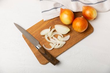 Mutfak masasında soğan. Soğan dilimi. Soğan halkaları. Taze Sarı Soğan. Doğal, taze, vejetaryen yiyecekler. Tarım ürünleri. Sağlıklı beslenme. Sebzeler. Çiftçi pazarı. Metin için boşluk. Boşluğu kopyala