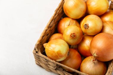 Mutfak masasında soğan. Soğan dilimi. Soğan halkaları. Taze Sarı Soğan. Doğal, taze, vejetaryen yiyecekler. Tarım ürünleri. Sağlıklı beslenme. Sebzeler. Çiftçi pazarı. Metin için boşluk. Boşluğu kopyala