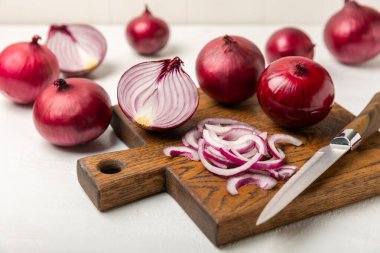 Mutfak masasında Shallot soğanı. Soğan dilimi. Soğan halkaları. Taze kırmızı soğan. Doğal, taze, vejetaryen yiyecekler. Tarım ürünleri. Sağlıklı beslenme. Sebzeler. Çiftçi pazarı..