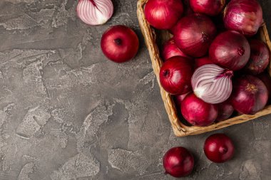 Mutfak masasında Shallot soğanı. Soğan dilimi. Soğan halkaları. Taze kırmızı soğan. Doğal, taze, vejetaryen yiyecekler. Tarım ürünleri. Sağlıklı beslenme. Sebzeler. Çiftçi pazarı..