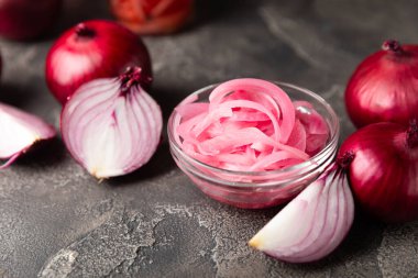 Masadaki cam kavanozda soğan turşusu. Kırmızı soğan turşusu. Vejetaryen baharatlı yemek. Lezzetli ev yapımı marine edilmiş mor soğan turşusu. Mesaj için yer var. Boşluğu kopyala.
