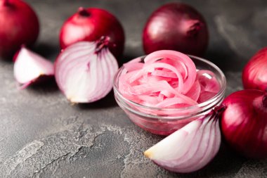 Masadaki cam kavanozda soğan turşusu. Kırmızı soğan turşusu. Vejetaryen baharatlı yemek. Lezzetli ev yapımı marine edilmiş mor soğan turşusu. Mesaj için yer var. Boşluğu kopyala.