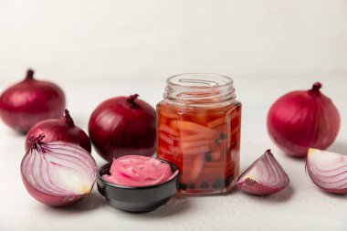 Masadaki cam kavanozda soğan turşusu. Kırmızı soğan turşusu. Vejetaryen baharatlı yemek. Lezzetli ev yapımı marine edilmiş mor soğan turşusu. Mesaj için yer var. Boşluğu kopyala.