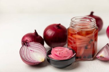 Masadaki cam kavanozda soğan turşusu. Kırmızı soğan turşusu. Vejetaryen baharatlı yemek. Lezzetli ev yapımı marine edilmiş mor soğan turşusu. Mesaj için yer var. Boşluğu kopyala.