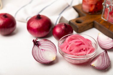 Masadaki cam kavanozda soğan turşusu. Kırmızı soğan turşusu. Vejetaryen baharatlı yemek. Lezzetli ev yapımı marine edilmiş mor soğan turşusu. Mesaj için yer var. Boşluğu kopyala.