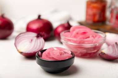 Masadaki cam kavanozda soğan turşusu. Kırmızı soğan turşusu. Vejetaryen baharatlı yemek. Lezzetli ev yapımı marine edilmiş mor soğan turşusu. Mesaj için yer var. Boşluğu kopyala.