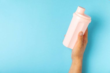 Protein tozu. Protein. Proteinli Shaker şişesi. Yiyecek takviyesi. Karıştırmak için karıştırıcılı beyaz protein tozu. Spor beslenmesi. Spor anlayışı ve sağlıklı yaşam tarzı. Spor malzemeleri.