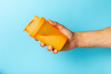 Protein tozu. Protein. Proteinli Shaker şişesi. Yiyecek takviyesi. Karıştırmak için karıştırıcılı beyaz protein tozu. Spor beslenmesi. Spor anlayışı ve sağlıklı yaşam tarzı. Spor malzemeleri.