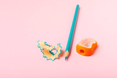 Renkli arka planda kalem açacağı. Kalem ve kalem talaşı. Kırtasiye malzemeleri. Okul malzemeleri. Okul ürünleri. Düz yatıyordu. Mesaj için yer. Boşluğu kopyala.