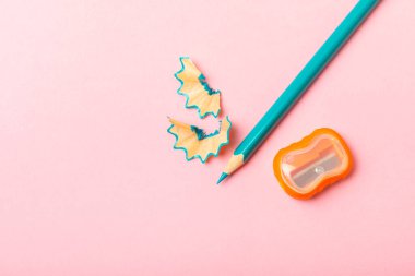 Renkli arka planda kalem açacağı. Kalem ve kalem talaşı. Kırtasiye malzemeleri. Okul malzemeleri. Okul ürünleri. Düz yatıyordu. Mesaj için yer. Boşluğu kopyala.