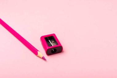 Renkli arka planda kalem açacağı. Kalem ve kalem talaşı. Kırtasiye malzemeleri. Okul malzemeleri. Okul ürünleri. Düz yatıyordu. Mesaj için yer. Boşluğu kopyala.