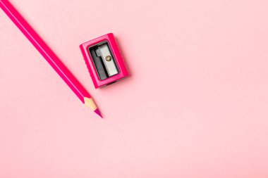 Renkli arka planda kalem açacağı. Kalem ve kalem talaşı. Kırtasiye malzemeleri. Okul malzemeleri. Okul ürünleri. Düz yatıyordu. Mesaj için yer. Boşluğu kopyala.