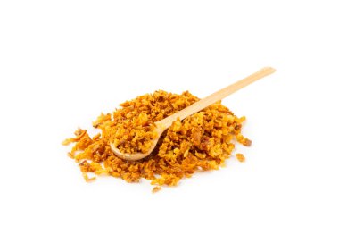 Beyaz arka planda izole edilmiş kızarmış soğan. Kızarmış soğan. Bulaşık çeşnisi. Baharatlar. Salata sosu. Mesaj için yer var. Boşluğu kopyala