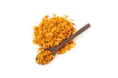 Beyaz arka planda izole edilmiş kızarmış soğan. Kızarmış soğan. Bulaşık çeşnisi. Baharatlar. Salata sosu. Mesaj için yer var. Boşluğu kopyala