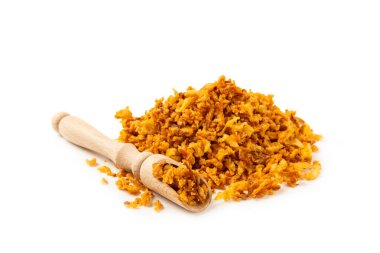 Beyaz arka planda izole edilmiş kızarmış soğan. Kızarmış soğan. Bulaşık çeşnisi. Baharatlar. Salata sosu. Mesaj için yer var. Boşluğu kopyala