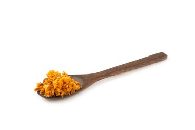 Beyaz arka planda izole edilmiş kızarmış soğan. Kızarmış soğan. Bulaşık çeşnisi. Baharatlar. Salata sosu. Mesaj için yer var. Boşluğu kopyala