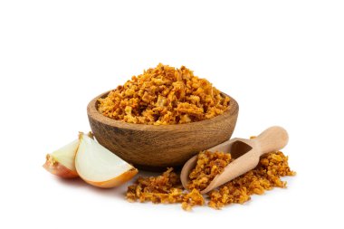 Beyaz arka planda izole edilmiş kızarmış soğan. Kızarmış soğan. Bulaşık çeşnisi. Baharatlar. Salata sosu. Mesaj için yer var. Boşluğu kopyala