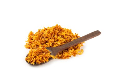 Beyaz arka planda izole edilmiş kızarmış soğan. Kızarmış soğan. Bulaşık çeşnisi. Baharatlar. Salata sosu. Mesaj için yer var. Boşluğu kopyala