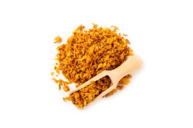 Beyaz arka planda izole edilmiş kızarmış soğan. Kızarmış soğan. Bulaşık çeşnisi. Baharatlar. Salata sosu. Mesaj için yer var. Boşluğu kopyala