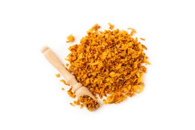 Beyaz arka planda izole edilmiş kızarmış soğan. Kızarmış soğan. Bulaşık çeşnisi. Baharatlar. Salata sosu. Mesaj için yer var. Boşluğu kopyala