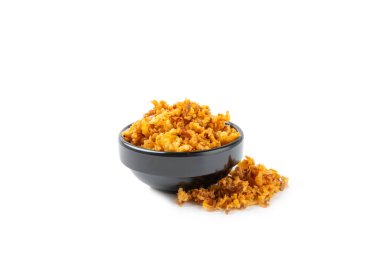 Beyaz arka planda izole edilmiş kızarmış soğan. Kızarmış soğan. Bulaşık çeşnisi. Baharatlar. Salata sosu. Mesaj için yer var. Boşluğu kopyala