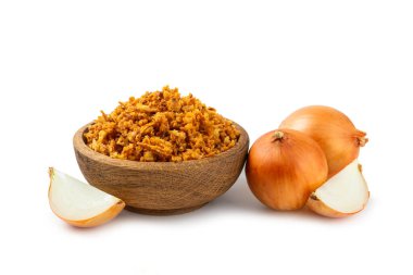 Beyaz arka planda izole edilmiş kızarmış soğan. Kızarmış soğan. Bulaşık çeşnisi. Baharatlar. Salata sosu. Mesaj için yer var. Boşluğu kopyala