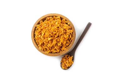 Beyaz arka planda izole edilmiş kızarmış soğan. Kızarmış soğan. Bulaşık çeşnisi. Baharatlar. Salata sosu. Mesaj için yer var. Boşluğu kopyala