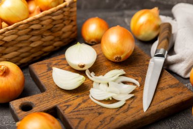 Mutfak masasında soğan. Soğan dilimi. Soğan halkaları. Taze Sarı Soğan. Doğal, taze, vejetaryen yiyecekler. Tarım ürünleri. Sağlıklı beslenme. Sebzeler. Çiftçi pazarı. Metin için boşluk. Boşluğu kopyala